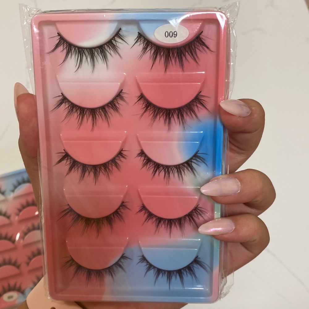 False Eyelashes. - Picture 3 of 3